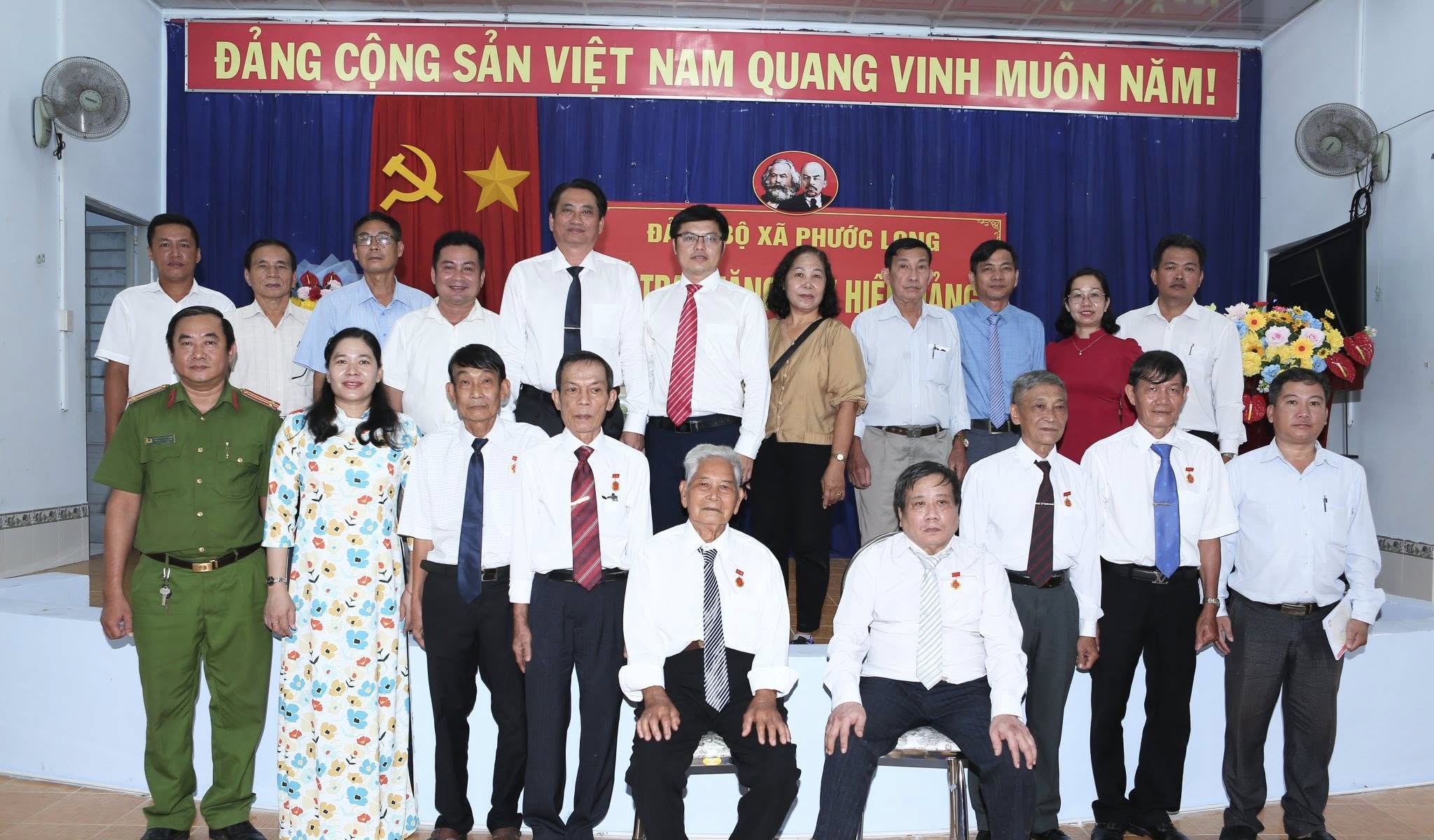 Đảng Ủy Xã Phước Long tổ chức lễ trao tặng huy hiệu Đảng đợt 07/11/2025