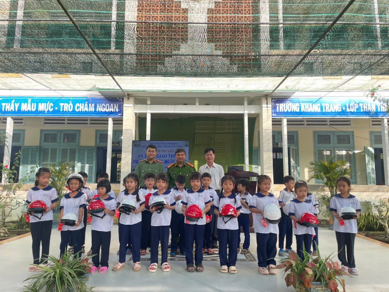 Công An Phước Long phối hợp Trường THCS Phước Long và Trường Tiểu Học Phước Long tổ chức chương trình tuyên truyền triển khai chiến dịch “không một mình” “cùng nhau an toàn trực tuyến” và tuyên truyền an toàn giao thông năm học 2025 - 2026 