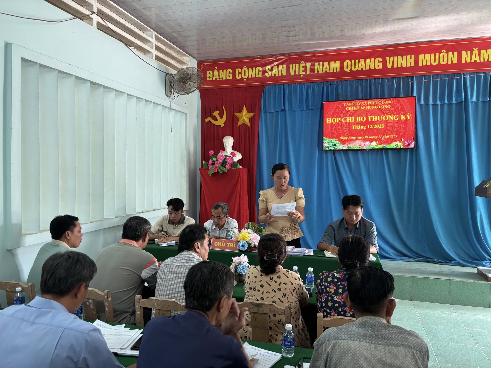 Tổ chức sinh hoạt chi bộ điểm tại chi bộ ấp Hưng Long tháng 12/2025