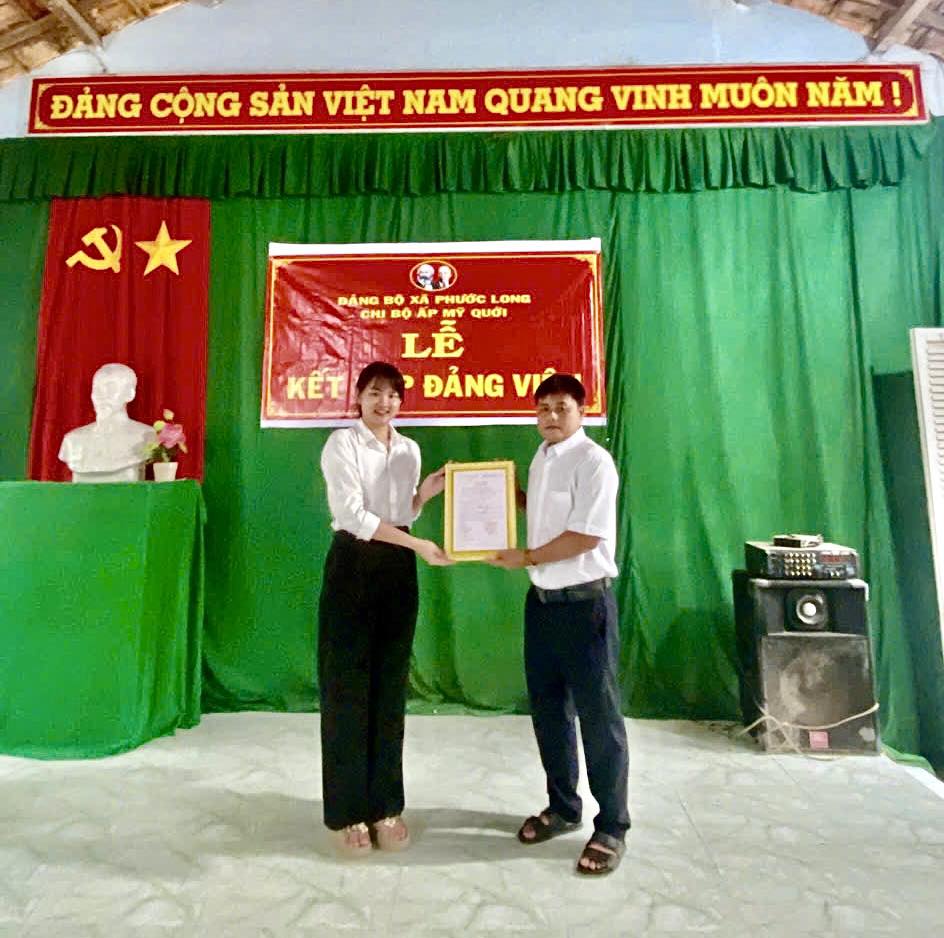 Lễ kết nạp Đảng Viên mới tại Chi bộ ấp Mỹ Quới, Xã Phước Long