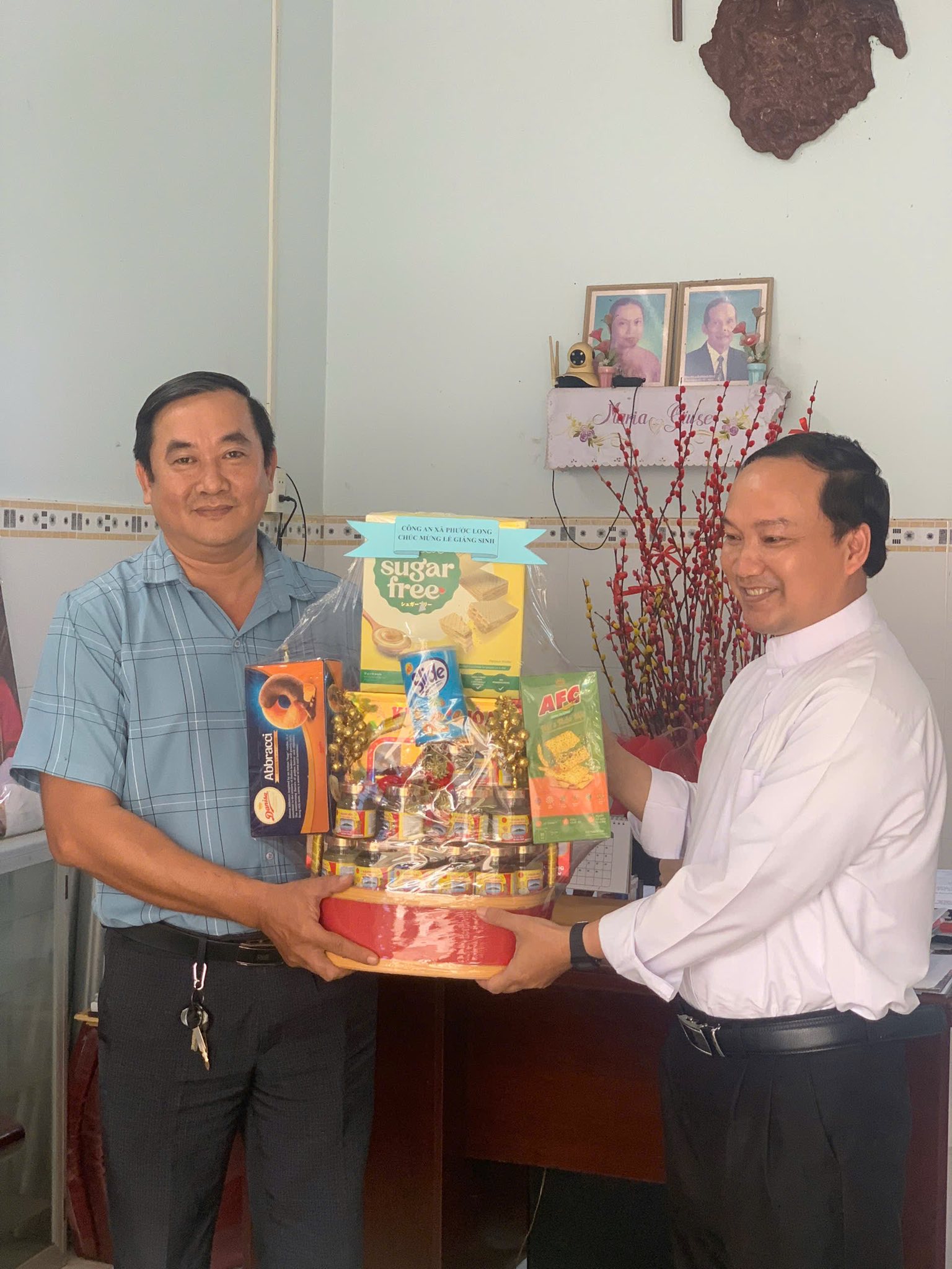 Công an xã Phước Long đến thăm, chúc mừng các tổ chức, chức sắc và tín đồ Công giáo, Tin Lành trên địa bàn xã nhân dịp Lễ Giáng sinh năm 2025