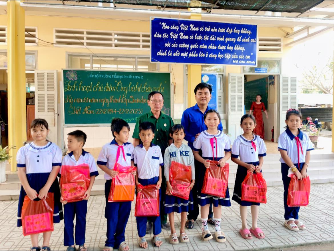 Sinh hoạt chủ điểm “ông bà kể cháu nghe”
kỷ niệm 81 năm ngày thành lập quân đội nhân dân việt nam (22/12/1944 - 22/12/2025) tổng kết, trao tặng quỹ “1.000 đồng giúp bạn đến trường”
