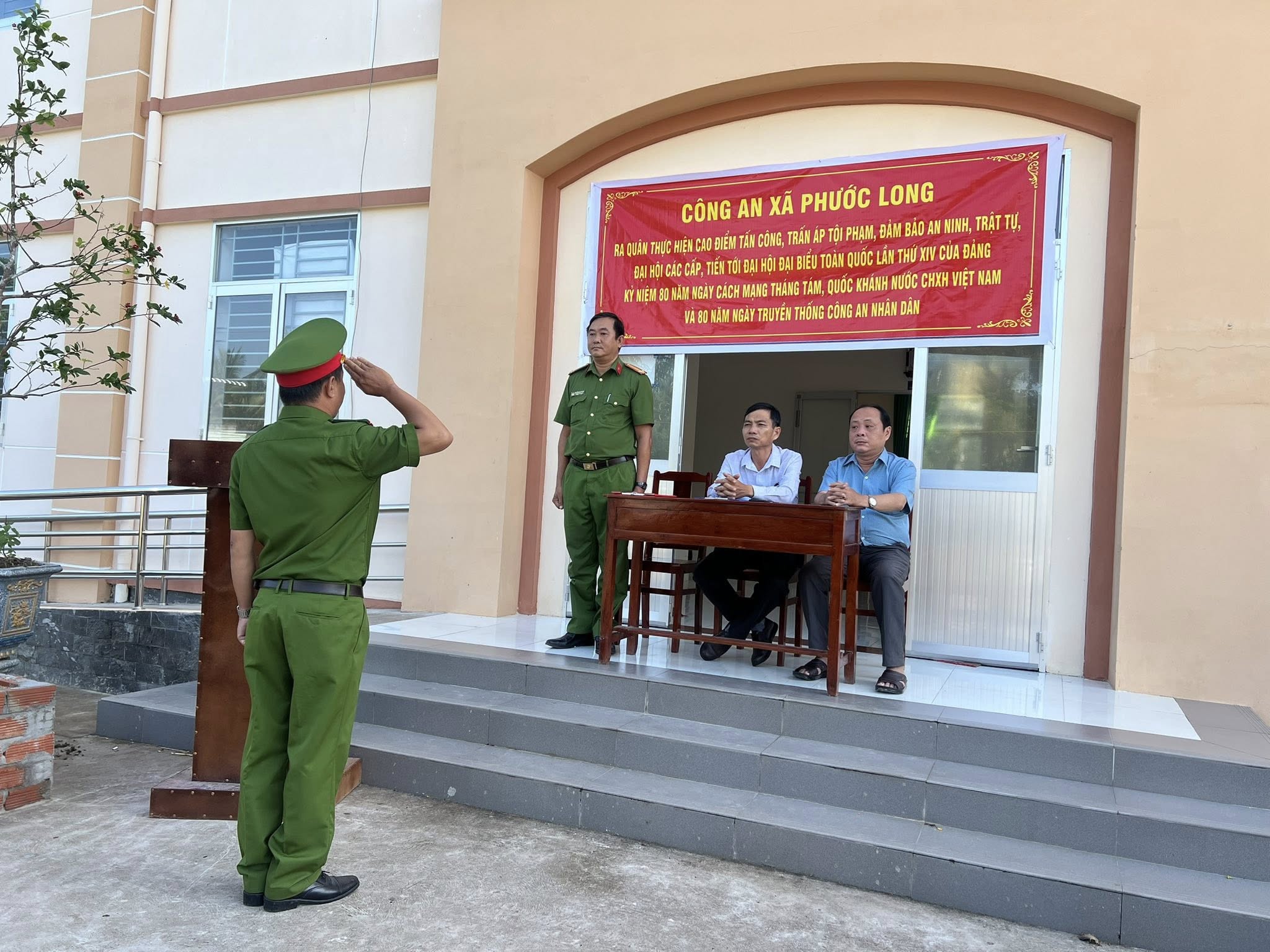 Công an xã Phước Long, tỉnh Vĩnh Long ra quân cao điểm tấn công, trấn áp tội phạm, bảo đảm an ninh trật tự. 