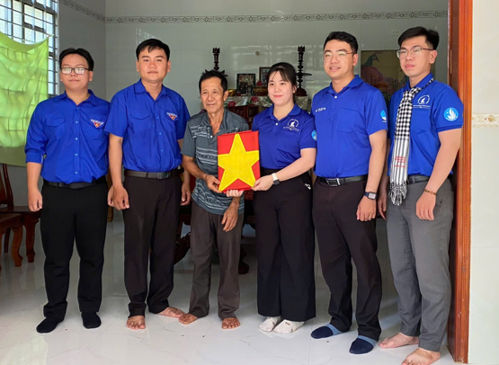 Xã Phước Long trao tặng di ảnh phục dựng và tặng quà an sinh xã hội cho gia đình chính sách