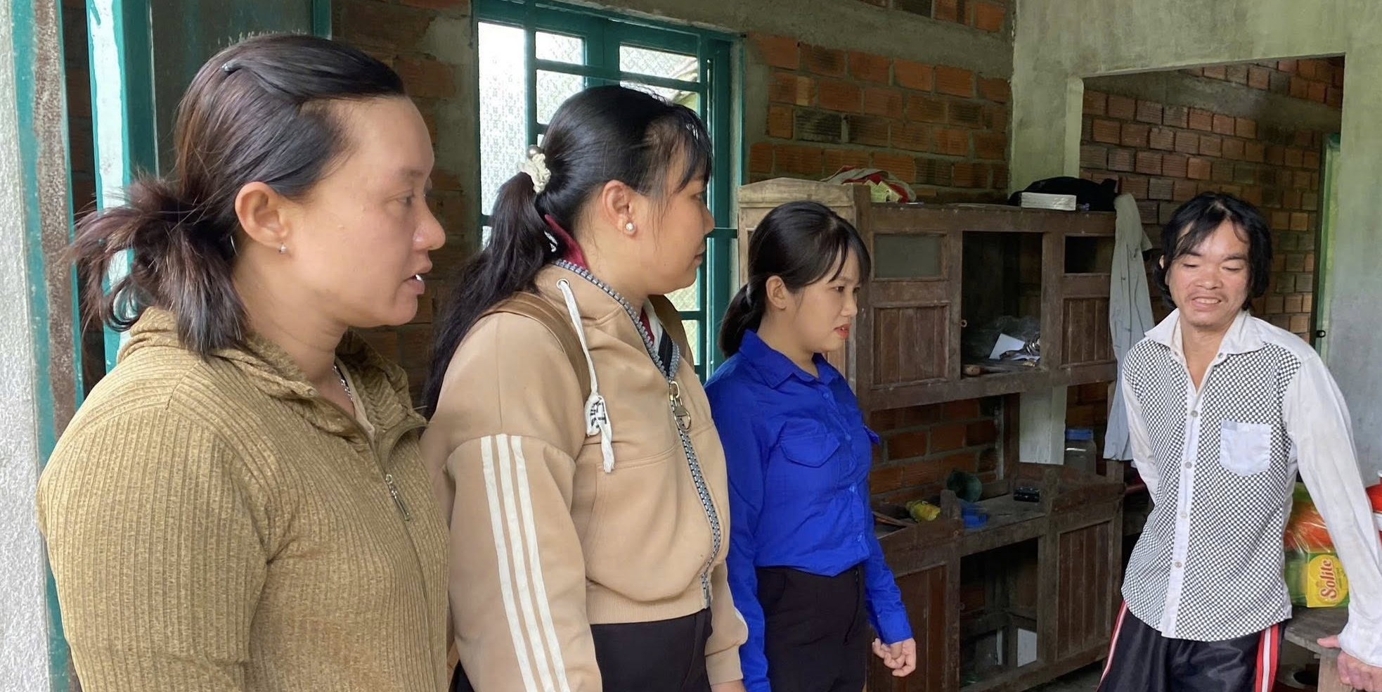 Hội Liên hiệp Phụ nữ xã Phước Long phối hợp các tổ chức chính trị xã hội và ấp Hưng Long vận động trẻ ra lớp 