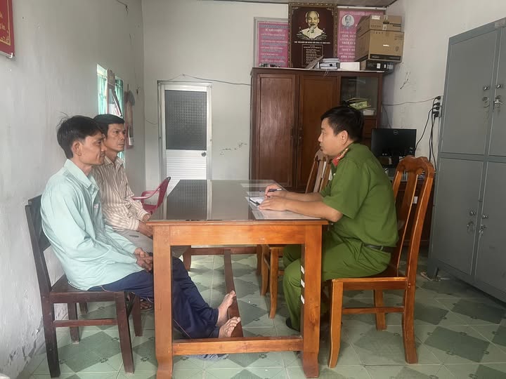 Công an xã Phước Long mời gọi, giáo dục các đối tượng trong diện quản lý 